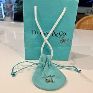 Tiffany’s Elsa Peretti®
Bean® design Earrings